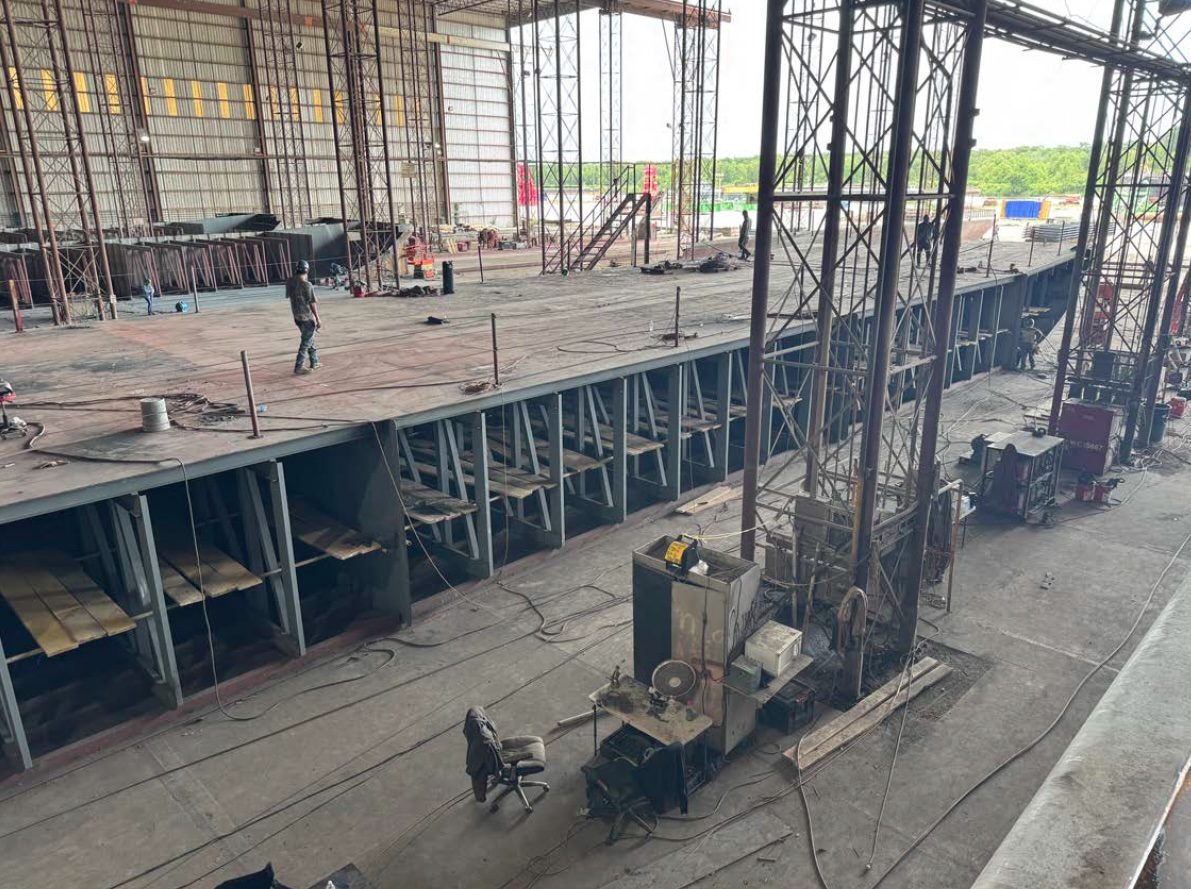 Barge fabrication shop with a hull under construction