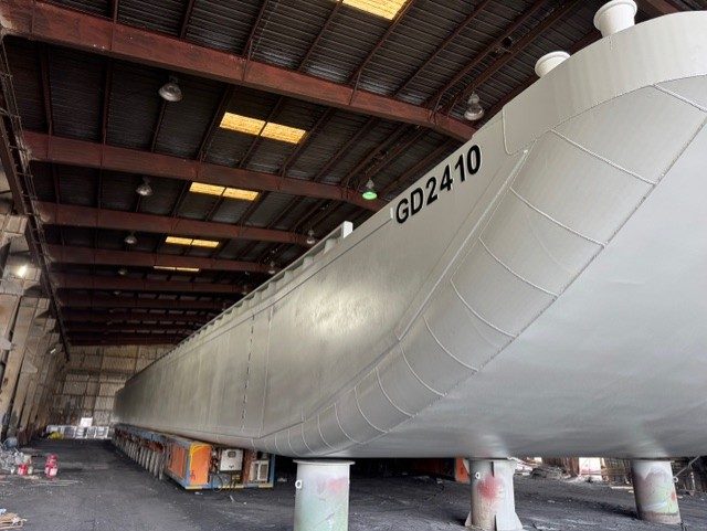 Hull of new-build barge GD 2410 in the fabrication shop