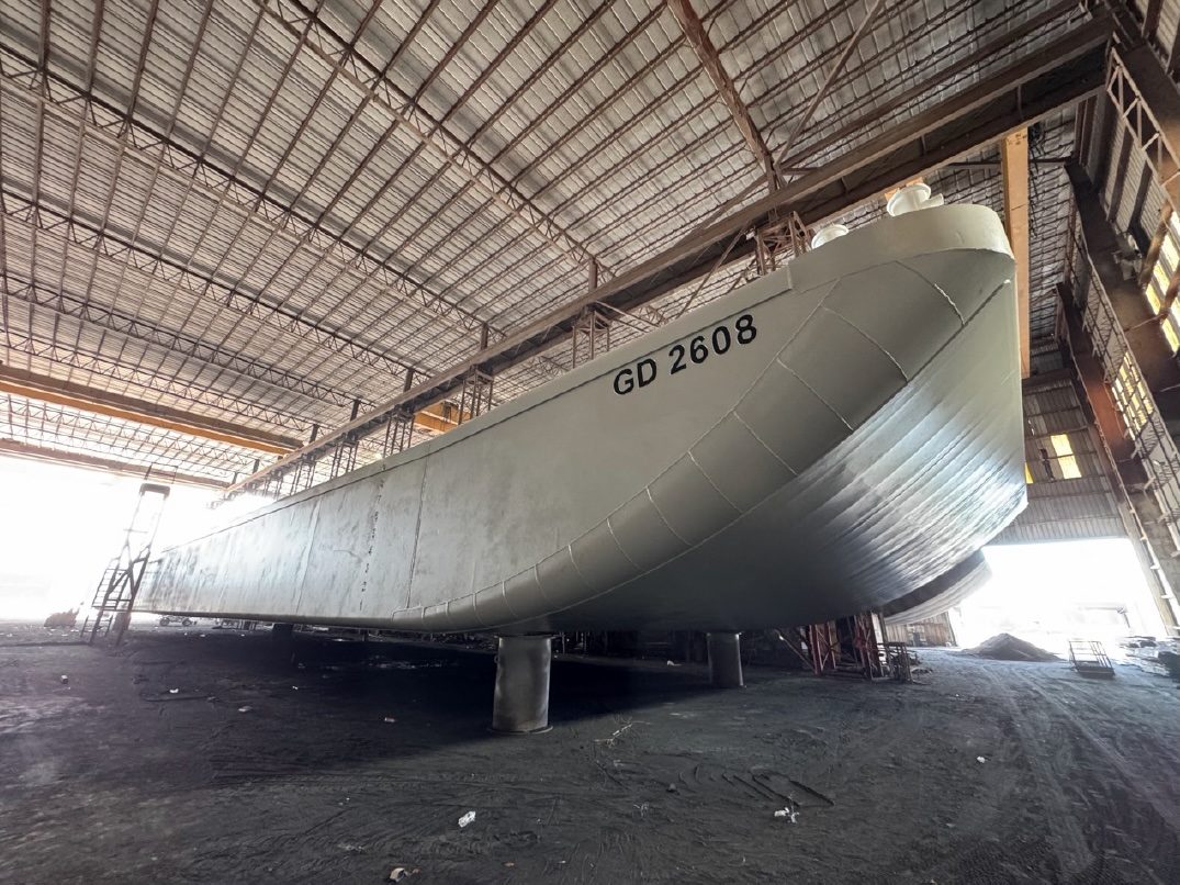 Bow of new-build barge GD 2608, Nashville TN