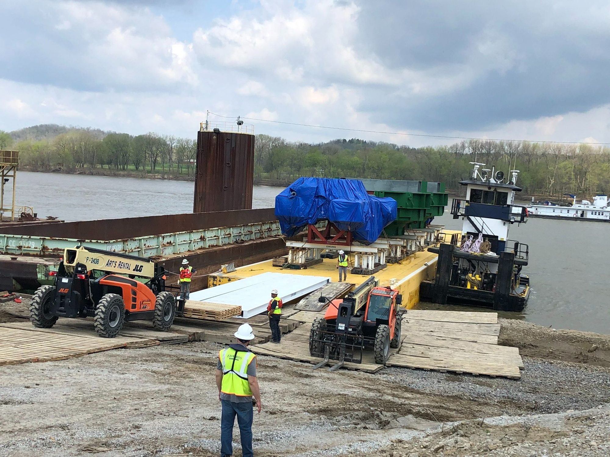 Crew loading project cargo onto a Daulton barge