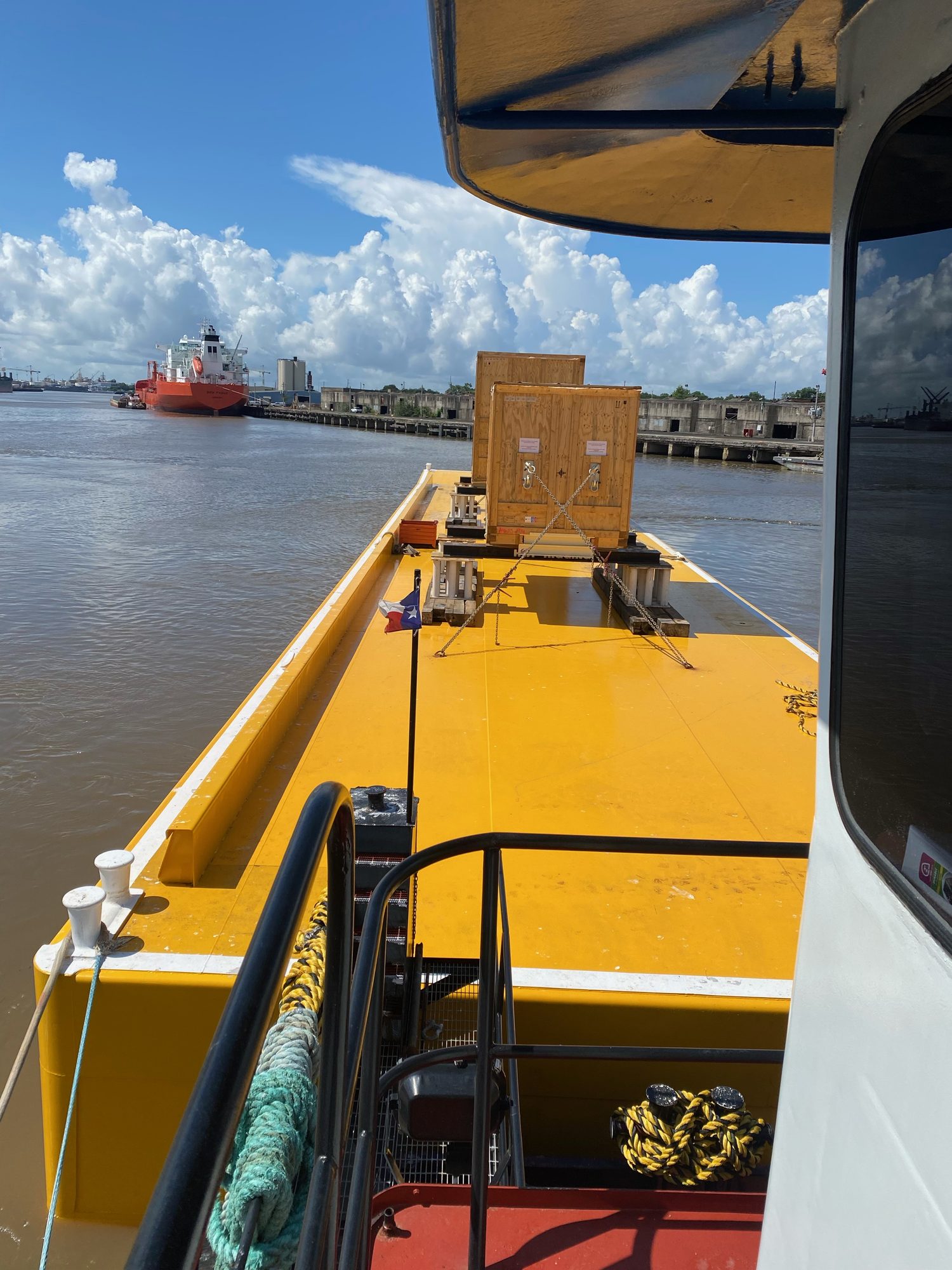 Project cargo barge underway in Texas